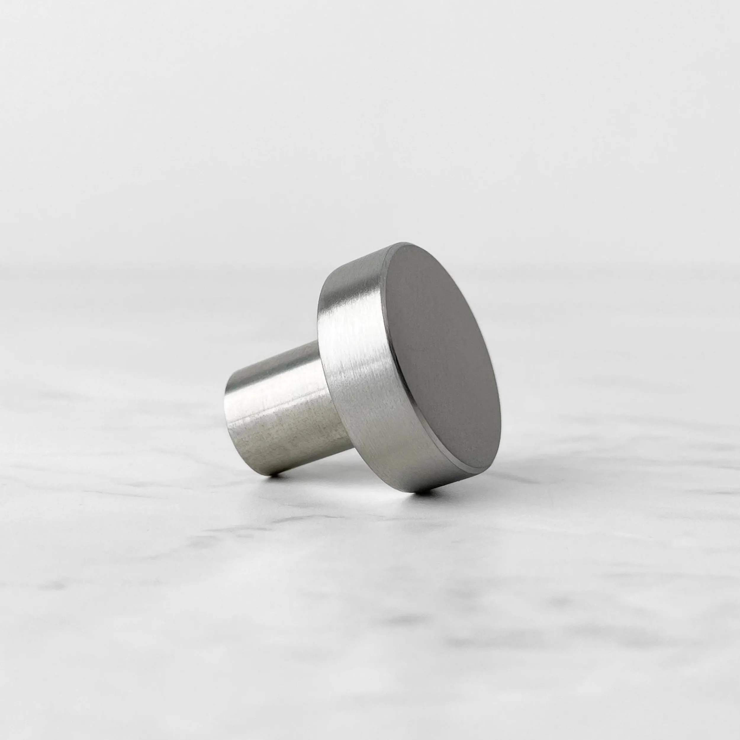 New Knott beslag, børstet stål 25 mm Håndtak